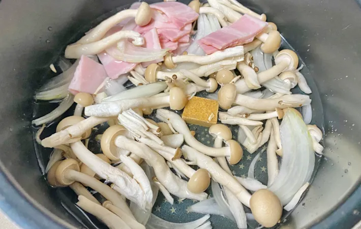 『カルボナーラ風きのことほうれん草のスープ野菜』を作る写真（撮影：エニママ）