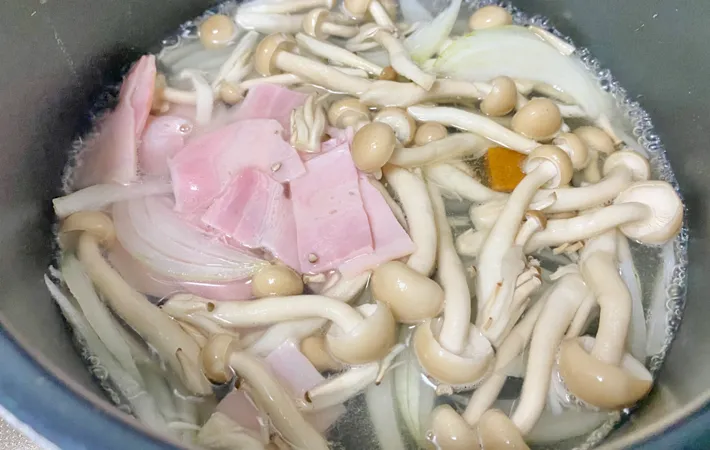 『カルボナーラ風きのことほうれん草のスープ野菜』を作る写真（撮影：エニママ）