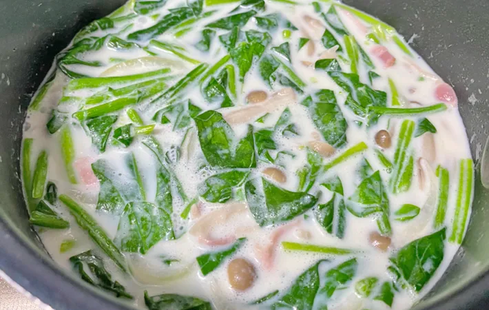 『カルボナーラ風きのことほうれん草のスープ野菜』を作る写真（撮影：エニママ）