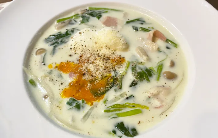 『カルボナーラ風きのことほうれん草のスープ野菜』の完成写真（撮影：エニママ）