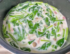 『カルボナーラ風きのことほうれん草のスープ野菜』を作る写真(撮影:エニママ)