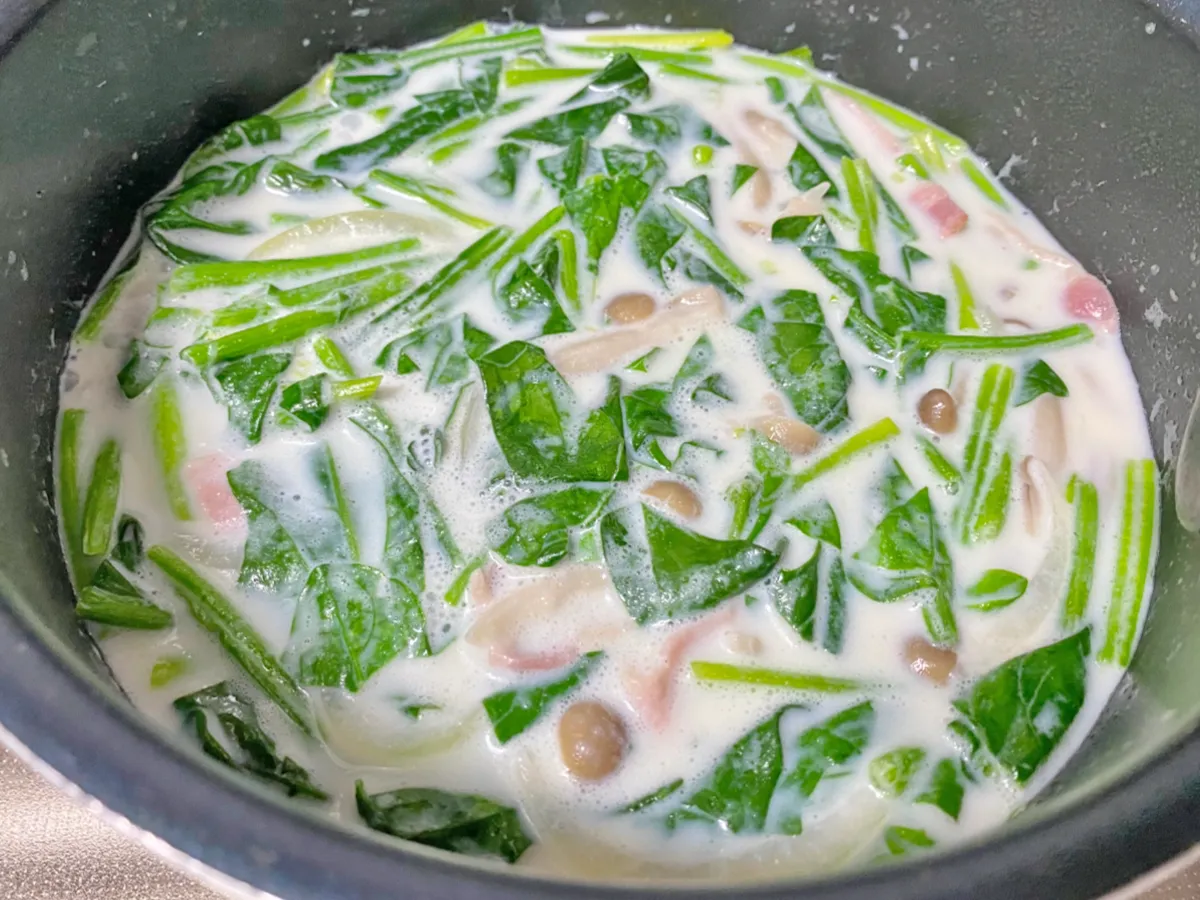 『カルボナーラ風きのことほうれん草のスープ野菜』を作る写真（撮影：エニママ）