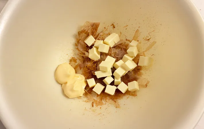 『おかかチーズマヨおにぎり』を作る写真（撮影：エニママ）