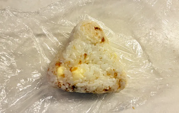 『おかかチーズマヨおにぎり』を作る写真（撮影：エニママ）