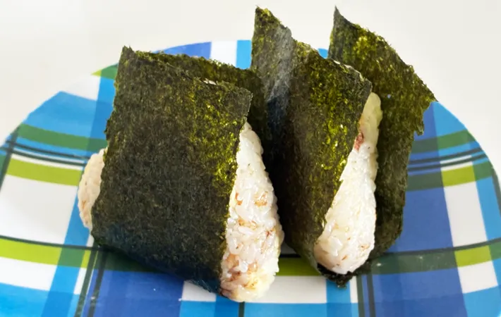 『おかかチーズマヨおにぎり』を作る写真（撮影：エニママ）