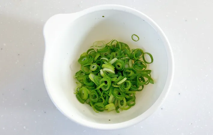 『洋風納豆丼』を作る写真（撮影：エニママ）