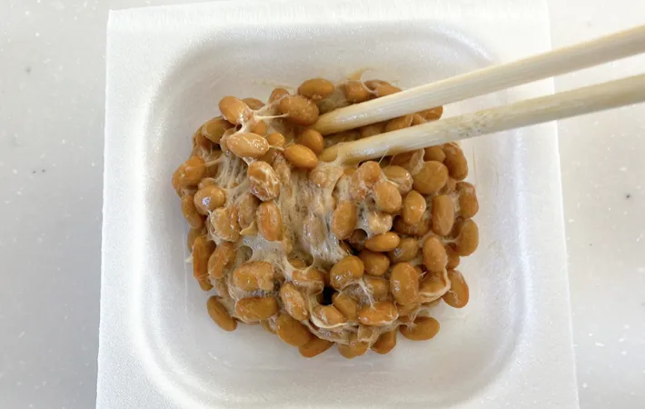 『洋風納豆丼』を作る写真（撮影：エニママ）