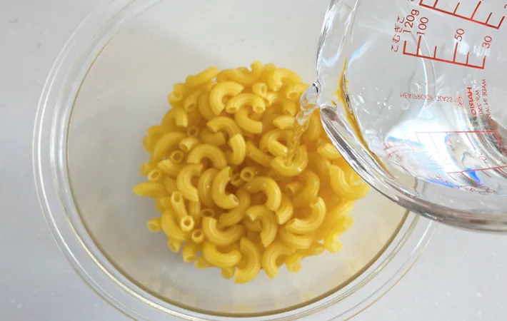 『金のビーフシチューでマカロニグラタン』を作る写真（撮影：エニママ）