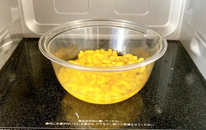 『金のビーフシチューでマカロニグラタン』を作る写真（撮影：エニママ）