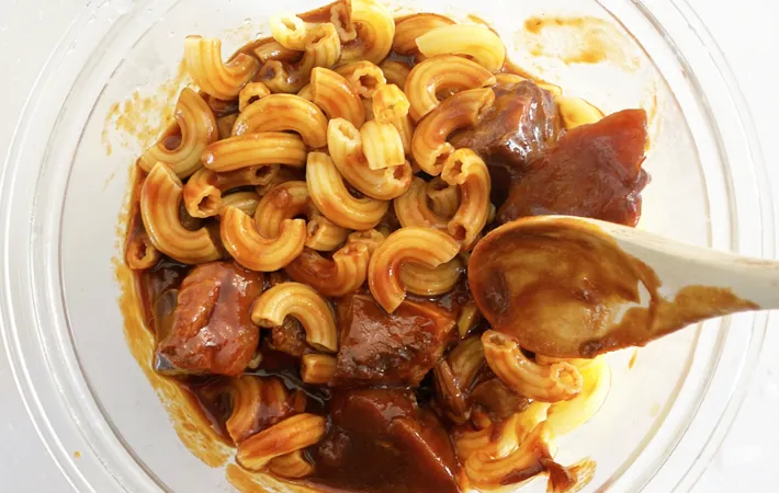 『金のビーフシチューでマカロニグラタン』を作る写真（撮影：エニママ）