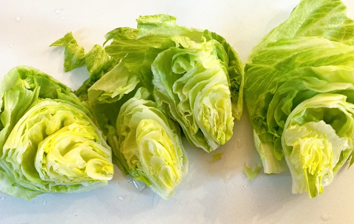 『レタスのレンチン豚肉巻き やみつきだれ』を作る写真（撮影：エニママ）