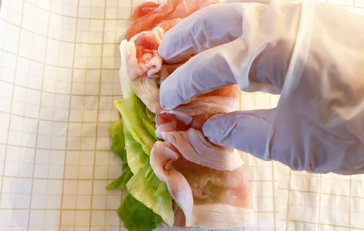 『レタスのレンチン豚肉巻き やみつきだれ』を作る写真（撮影：エニママ）
