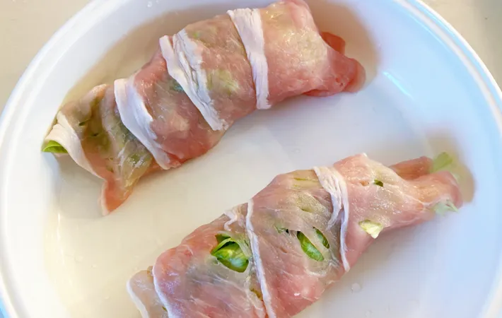 『レタスのレンチン豚肉巻き やみつきだれ』を作る写真（撮影：エニママ）