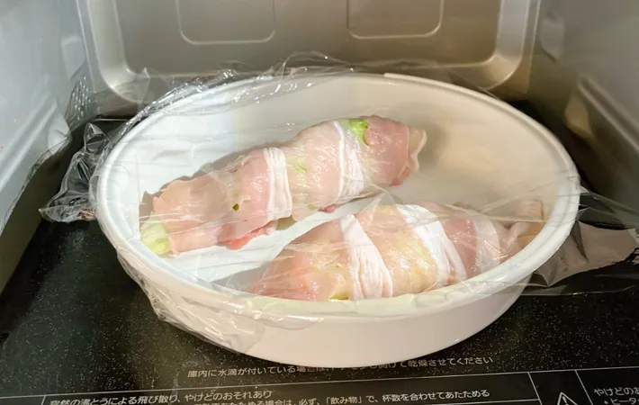 『レタスのレンチン豚肉巻き やみつきだれ』を作る写真（撮影：エニママ）