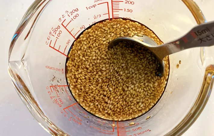 『レタスのレンチン豚肉巻き やみつきだれ』を作る写真（撮影：エニママ）