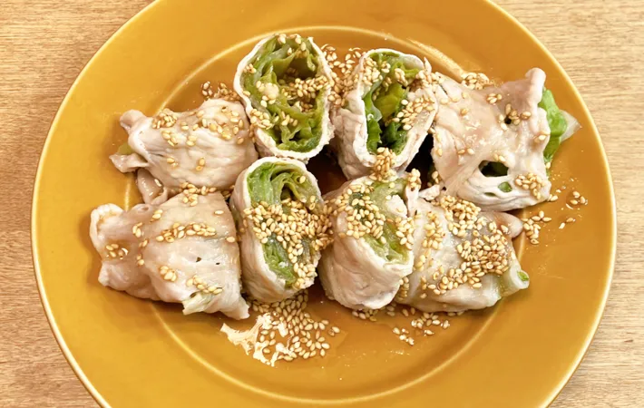『レタスのレンチン豚肉巻き やみつきだれ』の完成写真（撮影：エニママ）