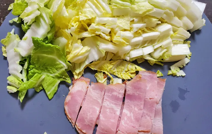 『レンジで！白菜とベーコンのチーズ蒸し』を作る写真（撮影：エニママ）