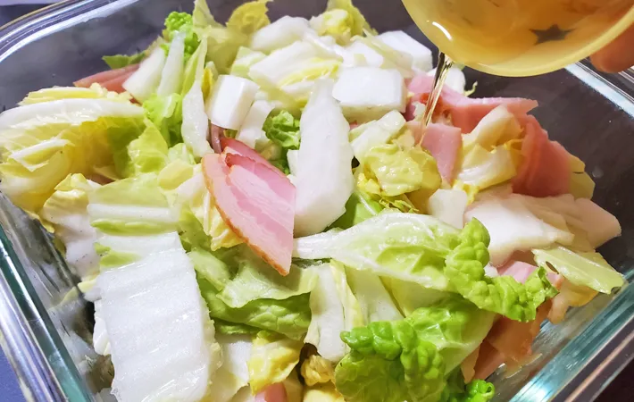 『レンジで！白菜とベーコンのチーズ蒸し』を作る写真（撮影：エニママ）