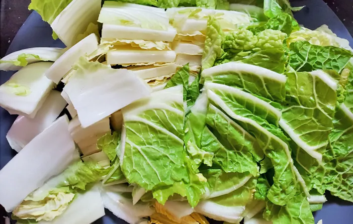 『〆までおいしい白菜のギョーザ鍋』を作る写真（撮影：エニママ）