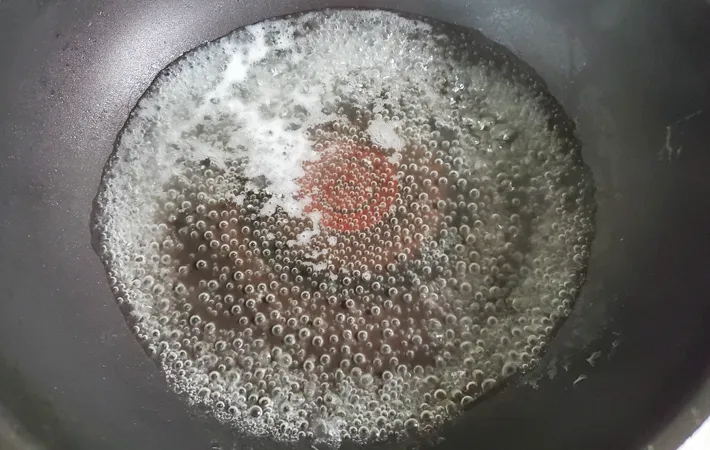 『〆までおいしい白菜のギョーザ鍋』を作る写真（撮影：エニママ）