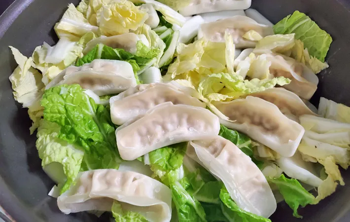 『〆までおいしい白菜のギョーザ鍋』を作る写真（撮影：エニママ）