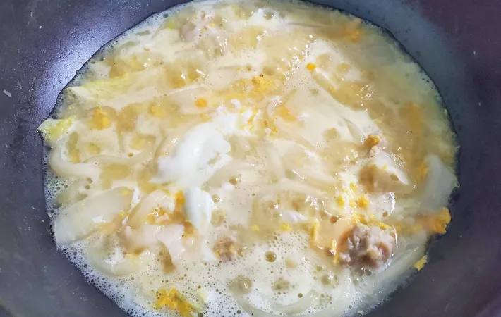 『〆までおいしい白菜のギョーザ鍋』を作る写真（撮影：エニママ）