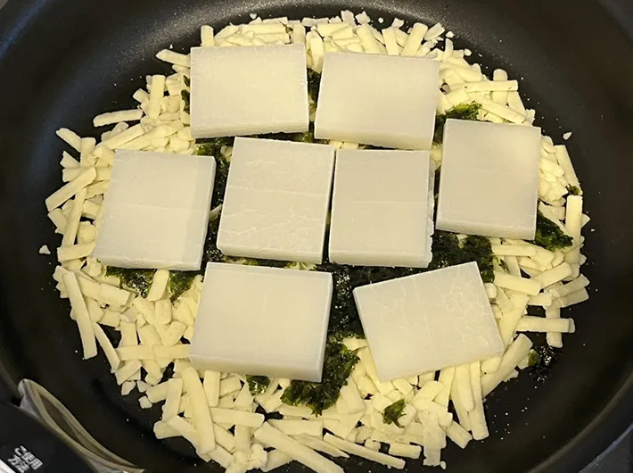 『海苔の餅ピザ』の調理写真（撮影：grapeフード編集部）