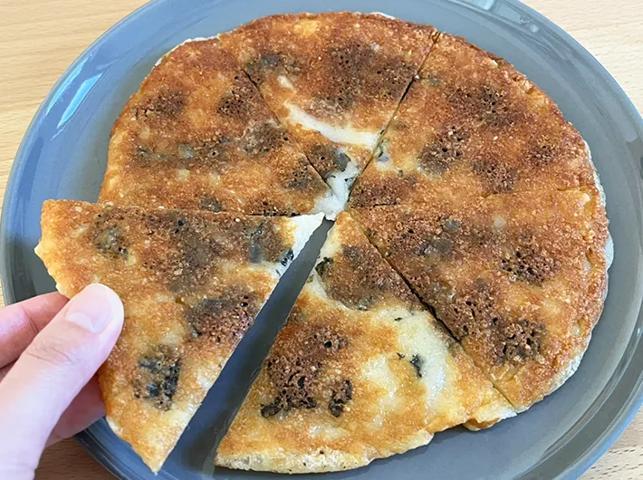 『海苔の餅ピザ』の調理写真（撮影：grapeフード編集部）