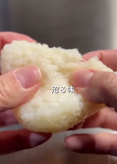 『もち塩むすび』の調理写真