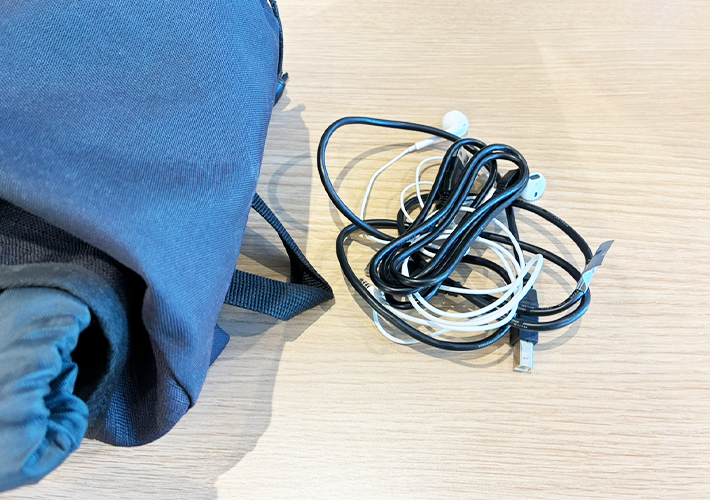 クリアファイルでコード類の収納（撮影：grapeライフハック編集部）