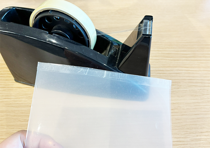 クリアファイルでコード類の収納（撮影：grapeライフハック編集部）