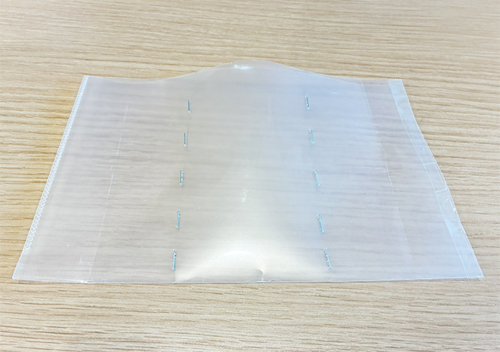 クリアファイルでコード類の収納（撮影：grapeライフハック）