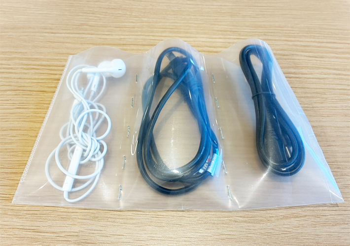 クリアファイルでコード類の収納（撮影：grapeライフハック編集部）