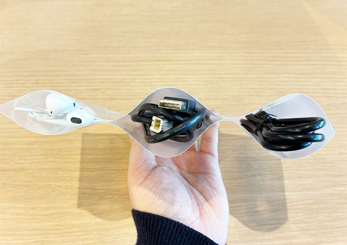 クリアファイルでコード類の収納（撮影：grapeライフハック編集部）