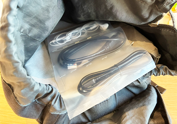 クリアファイルでコード類の収納（撮影：grapeライフハック編集部）