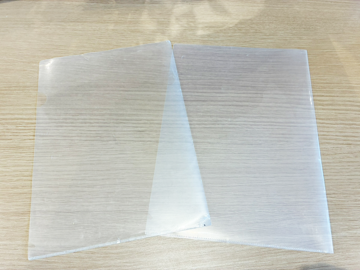 クリアファイルでコード類の収納(撮影:grapeライフハック編集部)