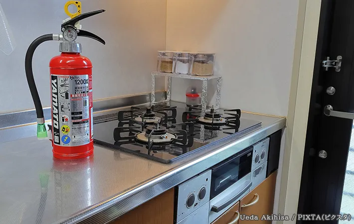消火器とキッチンの写真