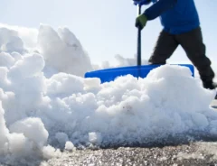 雪かきをする人の写真