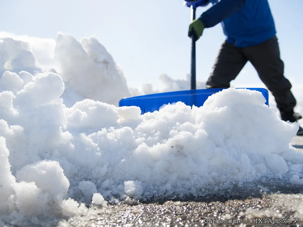雪かきをする人の写真