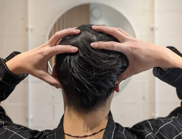 頭皮ケアをする写真