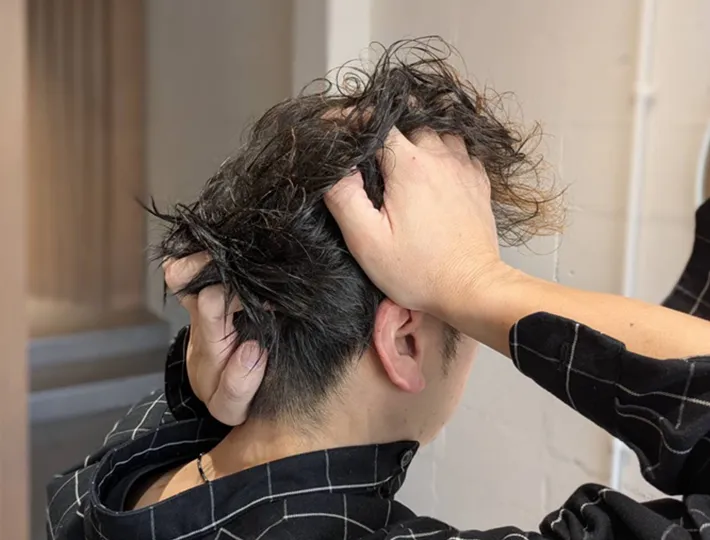 頭皮ケアをする写真