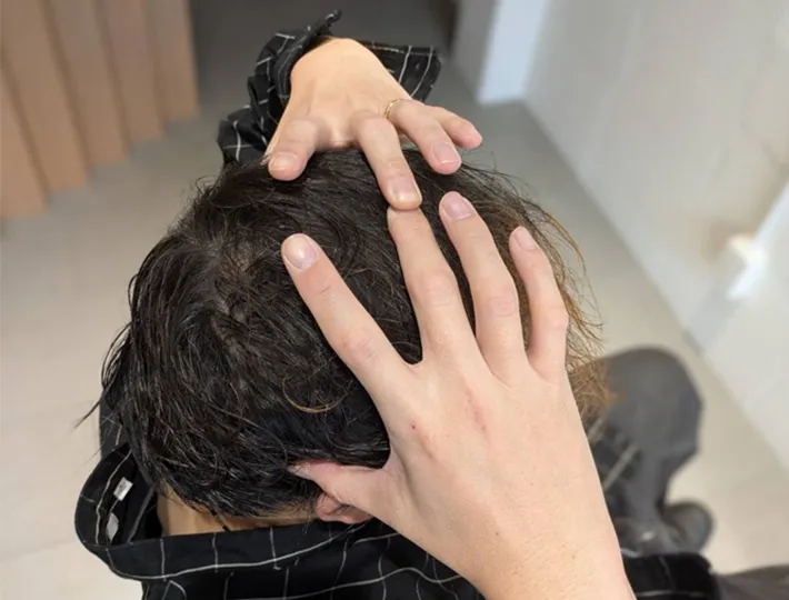 頭皮ケアをする写真