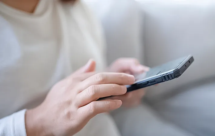 スマホを見る人の写真