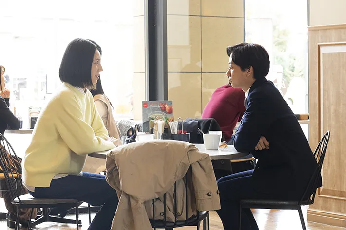 『夫に間違いありません』に出演する松下奈緒さんが写る場面写真