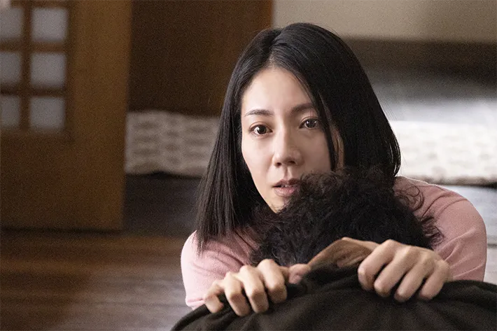 『夫に間違いありません』に出演する松下奈緒さんが写る場面写真