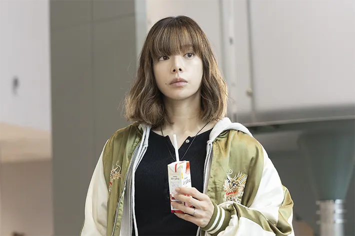 『夫に間違いありません』に出演する桜井ユキさんが写る場面写真