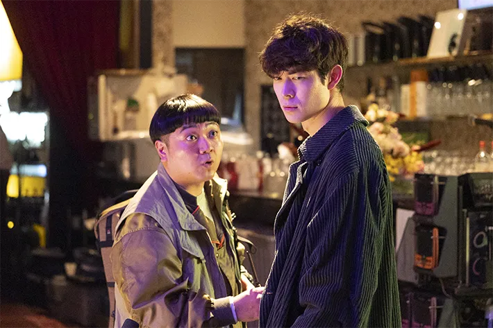 『夫に間違いありません』に出演する宮沢氷魚さんが写る場面写真