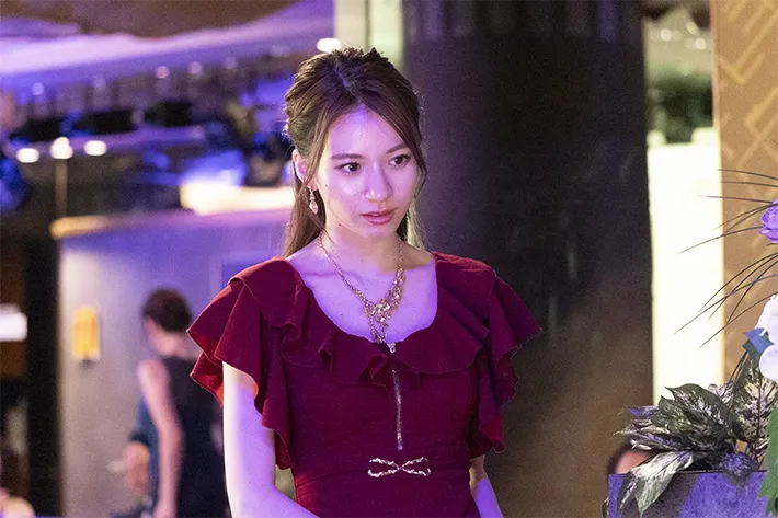 『夫に間違いありません』に出演する白宮みずほさんが写る場面写真