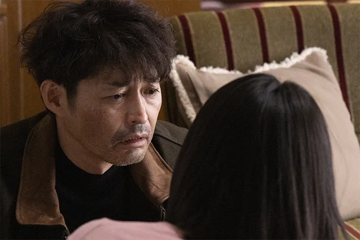 『夫に間違いありません』に出演する安田 顕さんが写る場面写真