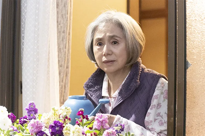 『夫に間違いありません』に出演する朝加真由美さんが写る場面写真